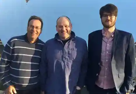 Franics Ebling (eft and Jo Lewis (right) with Russell Foster (centre), whose lab has identified the retinal mechanisms by which mammals detect changes in day length (see The Endocrinologist issue 122, page 6)